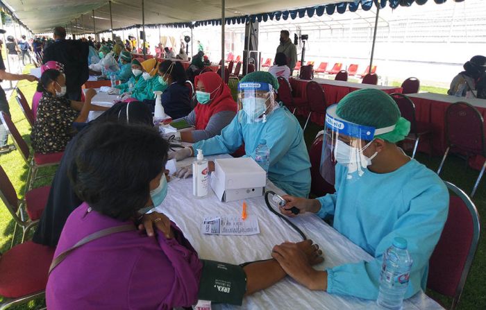 Ratusan Kader Pemuda Pancasila Ikut Kawal Prokes Vaksinasi Massal di Gelora 10 November