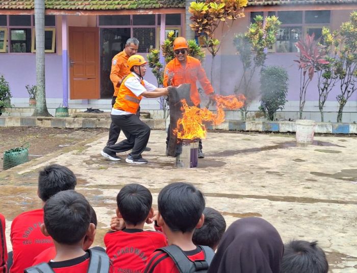 Bareng Pak Ribut Guru Viral, BPBD Jatim Beri Edukasi Kebencanaan di SDN 01 Pagowan Lumajang