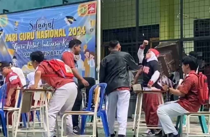 Pentas Drama Warnai Hari Guru Nasional 2024 di SMAN 2 Batu