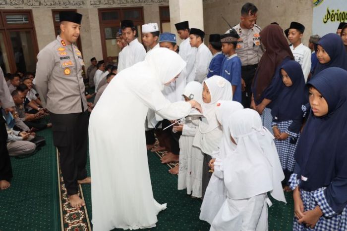 Peringati Isra Mikraj 1446 H, Polres Kediri Kota dan Bhayangkari Salurkan Santunan Anak Yatim