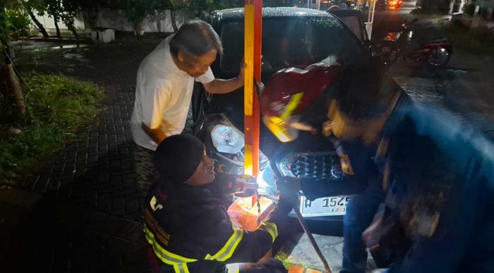 Damkar Gresik Evakuasi Mobil Nyangkut