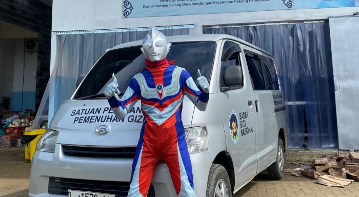 Unik! Petugas SPPG di Pamekasan Pakai Kostum Ultraman saat Antar Paket MBG