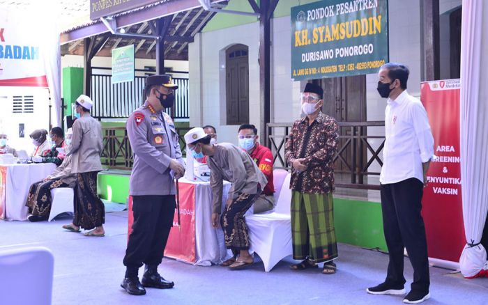 Presiden dan Kapolri Tinjau Vaksinasi Merdeka di Ponpes KH Syamsuddin Ponorogo