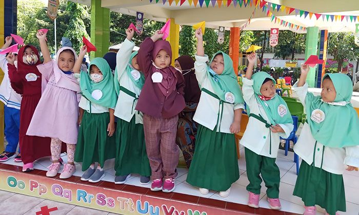 Ikuti MPLS, Siswa KB-TK Al Muslim Sidoarjo Terbangkan Pesawat Cita-Cita