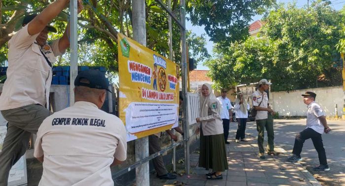 Satpol PP Pamekasan Pasang Banner Larangan Ngamen dan Ngemis