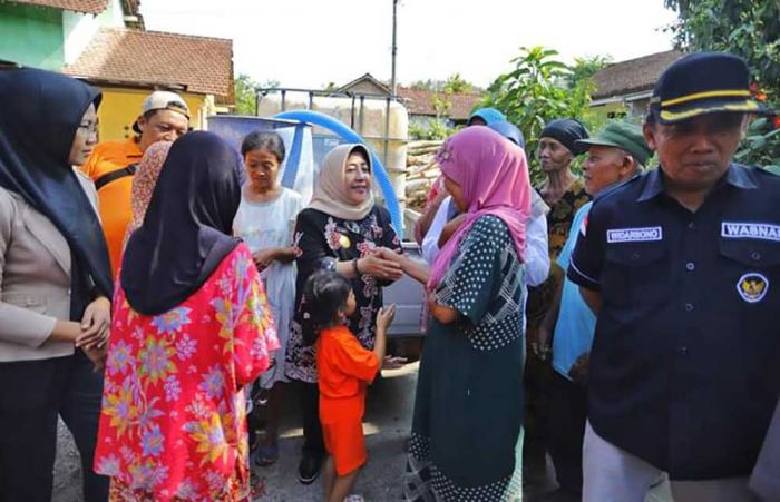 Pjs Bupati Trenggalek Salurkan Bantuan Air Bersih pada Warga Terdampak Kekeringan