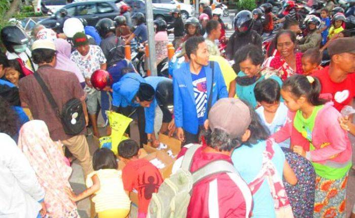 Sambut Malam Seribu Bulan, Mahasiswa PMII Sidoarjo Bagikan 1000 Takjil