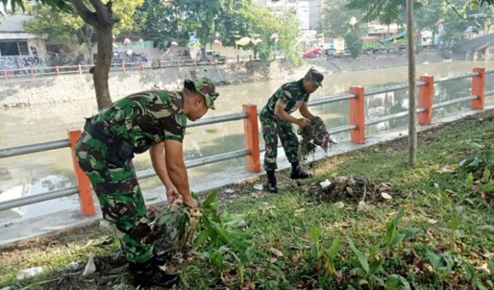 Bantaran Kali Mas Jadi Sasaran Karya Bakti Anggota Kodim Tipe A Surabaya Utara