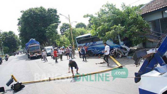 Kecelakaan di Raya Soekarno-Hatta Jombang: Bus Seruduk Betor dan Tiang TL, Sopir Tewas