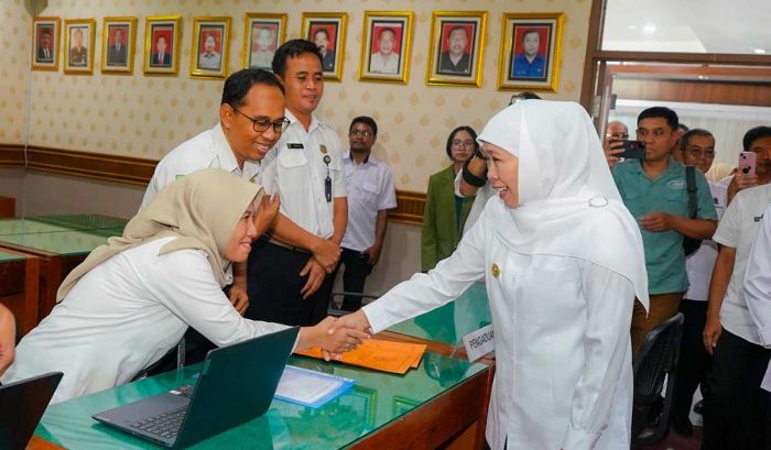 Tinjau Posko THR Jatim, Gubernur Khofifah Pastikan Layanan Optimal