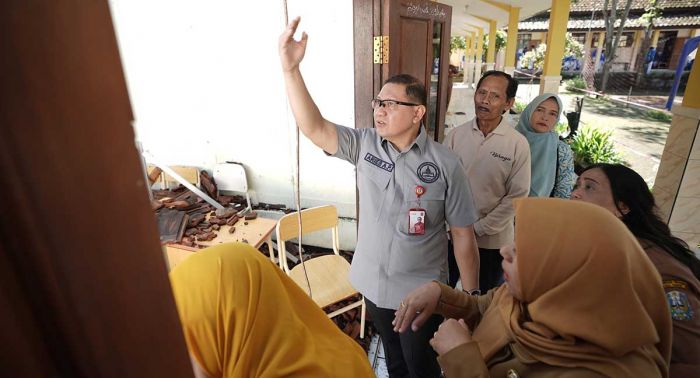 Atap Tiga Kelas SMKN 1 Ampelgading Ambruk, KBM Tetap Berjalan