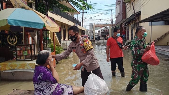 Banjir Luapan Kali Brantas di Driyorejo, Polres Gresik Beri Bantuan Korban