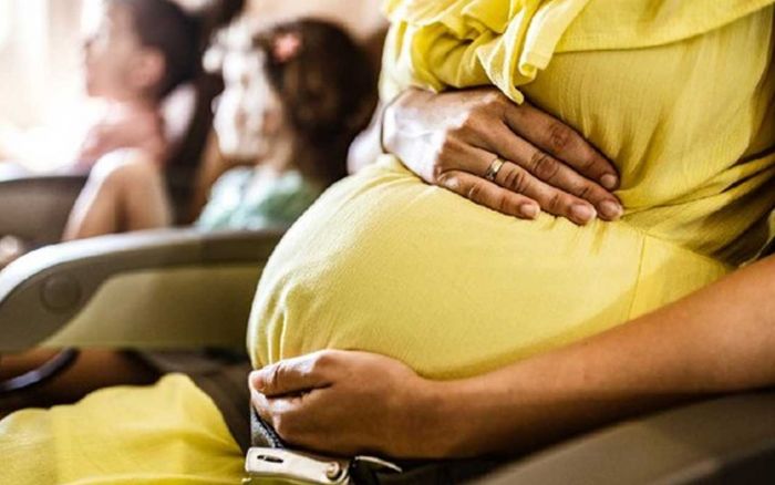 Viral Seorang Ibu di Jember Melahirkan di Pinggir Jalan, Kadinkes: Ada Bidan Tak Mau Menolong