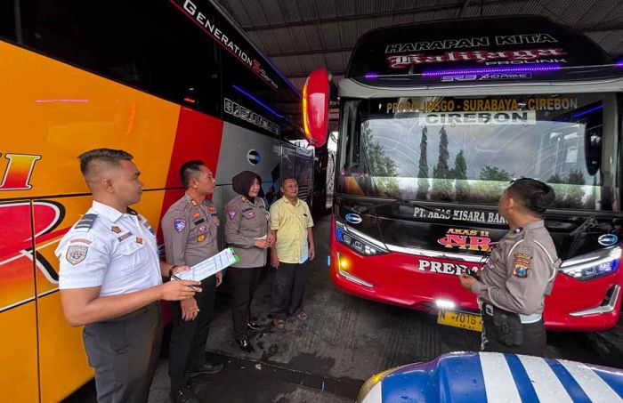 Satlantas Polres Probolinggo Kota Cek Kelayakan Armada di Terminal Bayuangga Jelang Nataru