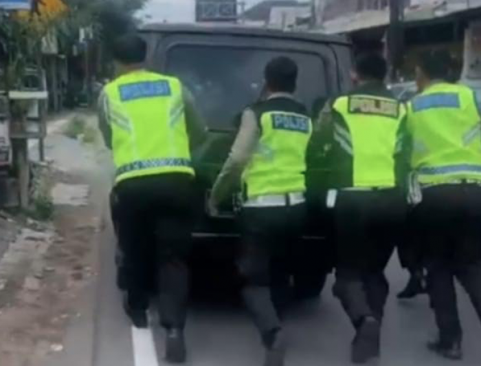 Aksi Simpatik Polisi di Kota Kediri Selama Arus Mudik: Mulai Bantu Dorong Mobil hingga Bantu Isi BBM