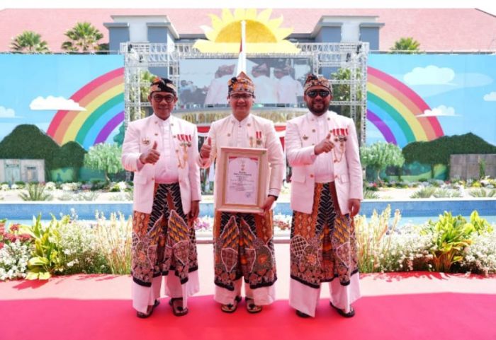 Aries Agung Paewai Terima Lencana Emas Hakaryo Guno Mamayu Bawono 2025 Kota Batu Aries Agung Paewai Terima Lencana Emas Hakaryo Guno Mamayu Bawono 2025 Kota Batu
