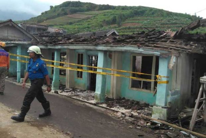 Dagangan Bensin Tersambar Korek Api, Rumah di Kampung Hansip Batu Ludes Terbakar