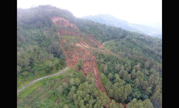 Jalur Penghubung Kampak-Munjungan Trenggalek Lumpuh Total Akibat Tanah Longsor