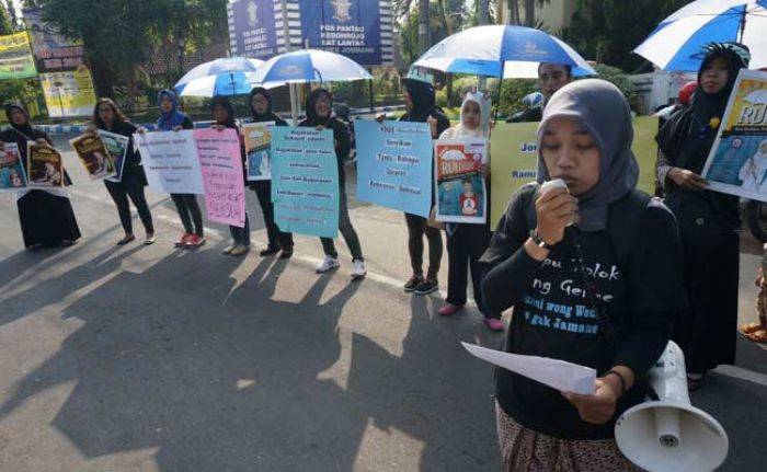 Prihatin, Para Aktivis Gelar Demonstrasi Desak Pemerintah Sahkan RUU Kekerasan Seksual
