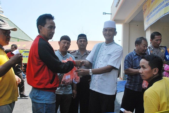 Polres Ngawi Bagikan Ratusan Bungkus Daging Kurban 