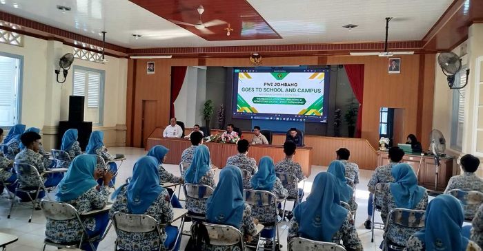 Gerakan Literasi PWI Jombang Goes To School Resmi Dimulai