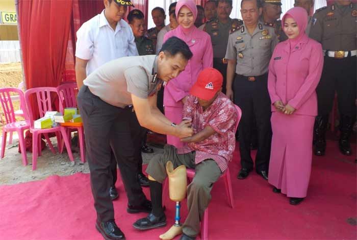 Peringati HUT Bhayangkara, Kapolres Pacitan Sumbang Kaki Palsu