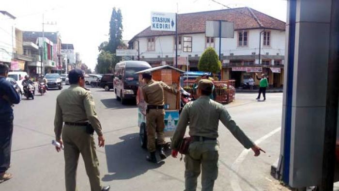 Tinggalkan Rombong di Trotoar, Diangkut Satpol PP