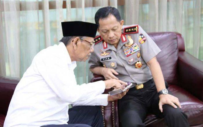 Kapolri Jenderal Tito Minta Kiai Hasyim Muzadi Kirim Reportase Langsung Tanpa Orang Lain