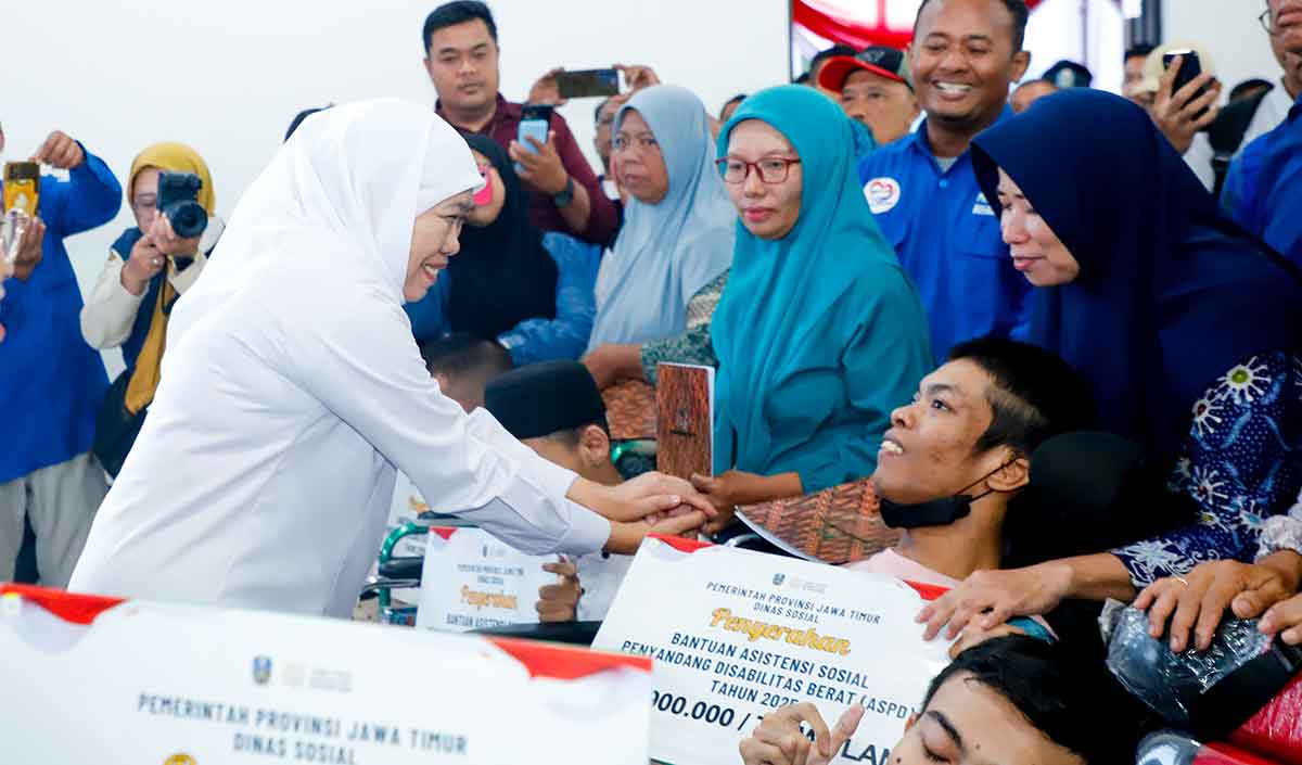 Gubernur Khofifah saat menyalurkan bantuan untuk masyarakat di Lamongan.