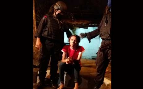 Salah satu suporter yang tertangkap polisi.