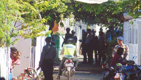 Densus 88 Antiteror dibantu polisi kala menggerebek rumah terduga teroris, di kelurahan Penatoi, Kota Bima, Nusa Tenggara Barat, Senin (15/2). foto: tempo