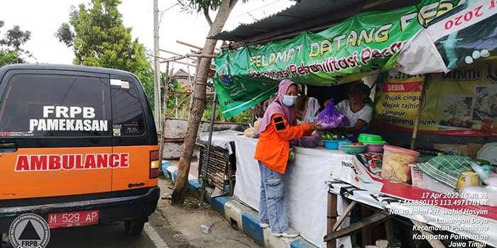 FRPB Pamekasan saat membagikan paket sembako untuk masyarakat yang kurang mampu saat Bulan Suci Ramadan 1443 H.