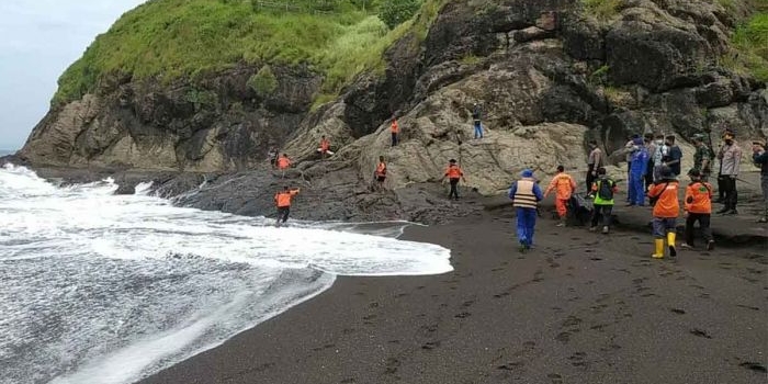 Petugas saat menyisir Pantai Payangan, Jember.