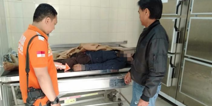 Petugas Polsek Candi saat mengidentifikasi mayat korban.