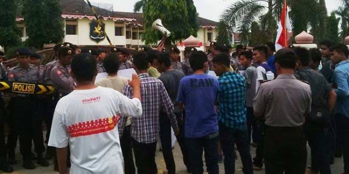 Massa saat tiba di depan kantor Pemkab Sumenep. foto: rahmatullah/ BANGSAONLINE
