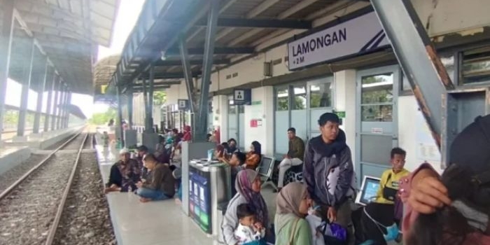 Suasana peron Stasiun KA Lamongan
