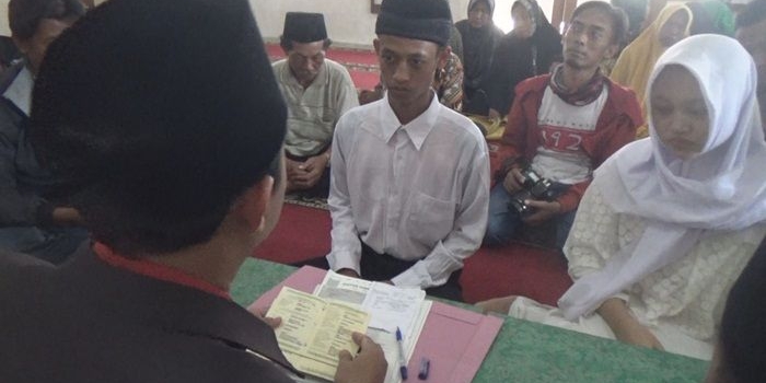 Pelaku pembuangan bayi saat dinikahkan di Masjid Junnatul Fuadah Polres Jombang. Foto: RONY S/BANGSAONLINE