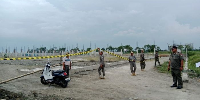Petugas Satpol PP Jombang memasang 