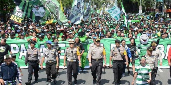 Ribuan Bonek turun ke jalanan Surabaya pada Senin (26/12). Dalam aksi bertujuk Aksi Bela Persebaya tersebut, mereka menuntut kejelasan status Persebaya Surabaya jelang kongres PSSI pada 8 Januari di Bandung.