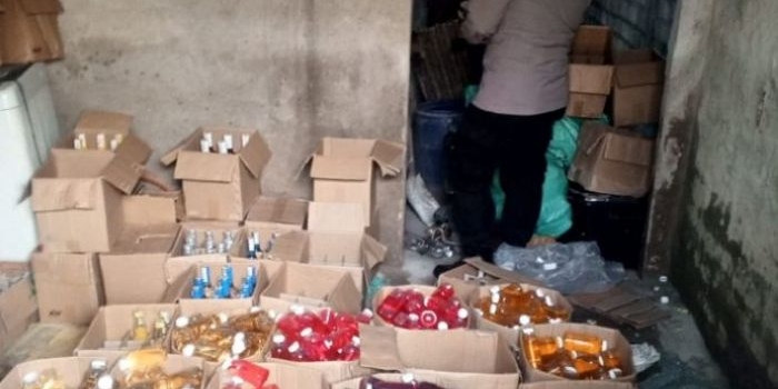 Ribuan botol miras yang ditemukan Polsek Brondong di dalam sebuah warung