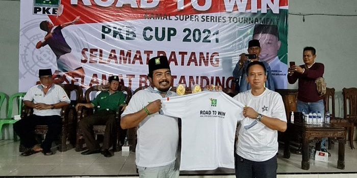 Pengurus DPC PKB Bangkalan Khotib Marzuki, memberikan cendera mata berupa kaos kepada Ketua PBSI Bangkalan Rachmat Basuki, sebagai tanda dimulainya Turnamen Bulutangkis PKB Cup di Gor Nusantara, Tanjung Jati, Kecamatan Kamal, Bangkalan, Jumat (1/10/2021) malam.