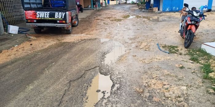 Kondisi jalan kabupaten yang ada di perempatan dan depan Pasar Kecamatan Konang Kabupaten Bangkalan. foto: AHMAD FAUZI/ BANGSAONLINE