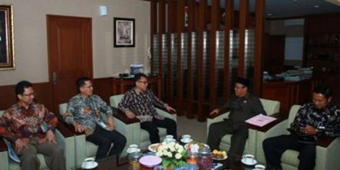 Kepala perwakilan BI Jatim diterima Bupati Fadeli didampingi Sekkab Yuhronur Effendi. foto: haris/BANGSAONLINE