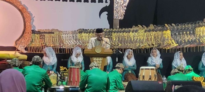 KH Abdul Hakim Mahfudz (Gus Kikin) saat menyampaikan sambutan dalam Pagelaran Wayang Hadratussyaikh di halaman Kampus B Universitas Airlangga (Unair) Surabaya, Sabtu (2/11/2024) malam. Foto: MMA/bangsaonline