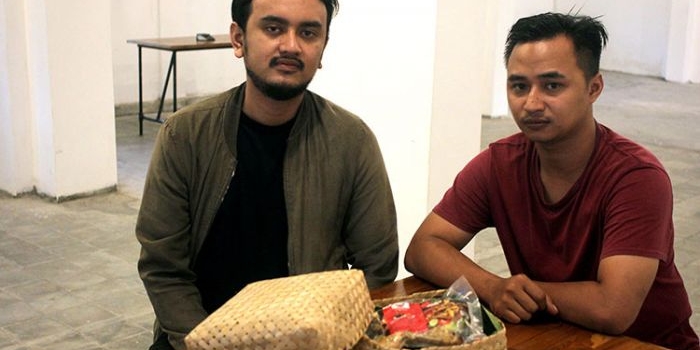 Rizky Sulistya dan Yusa Ridlo saat menunjukkan Mangkusnya.