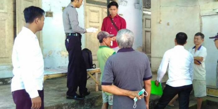 Polisi bersama pihak kelurahan melakukan identifikasi mayat korban.