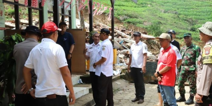 bupati-tulungagung-tinjau-longsor-pagerwojo-pastikan-pemulihan-cepat-dan-sd-terdampak-berfungsi