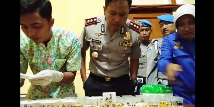 Kapolres Tuban saat melihat hasil tes urine anggotanya. 
