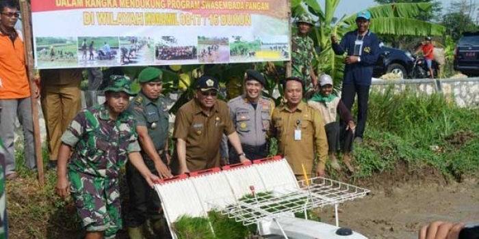 Penjabat Bupati, Akmal Boedianto saat mencoba alat pertanian. foto: syuhud/ BANGSAONLINE