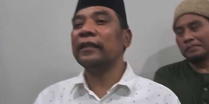 Anggota DPRD Provinsi Jawa Timur Mahfud saat memberikan keterangan pers.